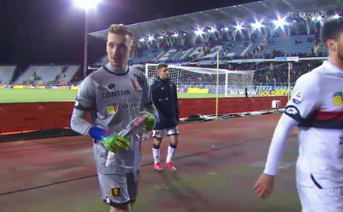 Fanii Genoa, innebuniti dupa Radu! Imagini amuzante la finalul meciului: romanul a ramas in chiloti :)_4