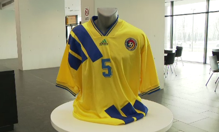 GALERIE FOTO // Colectie de tricouri expusa la National Arena! Echipamentele in care s-a scris istoria fotbalului romanesc_9