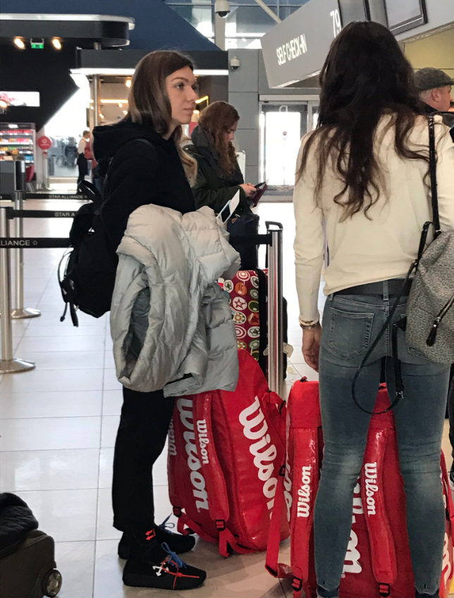 Trendsetter ;) Incaltarile de 500 euro cu care Simona Halep a atras toate privirile la plecarea in Cehia! FOTO_2