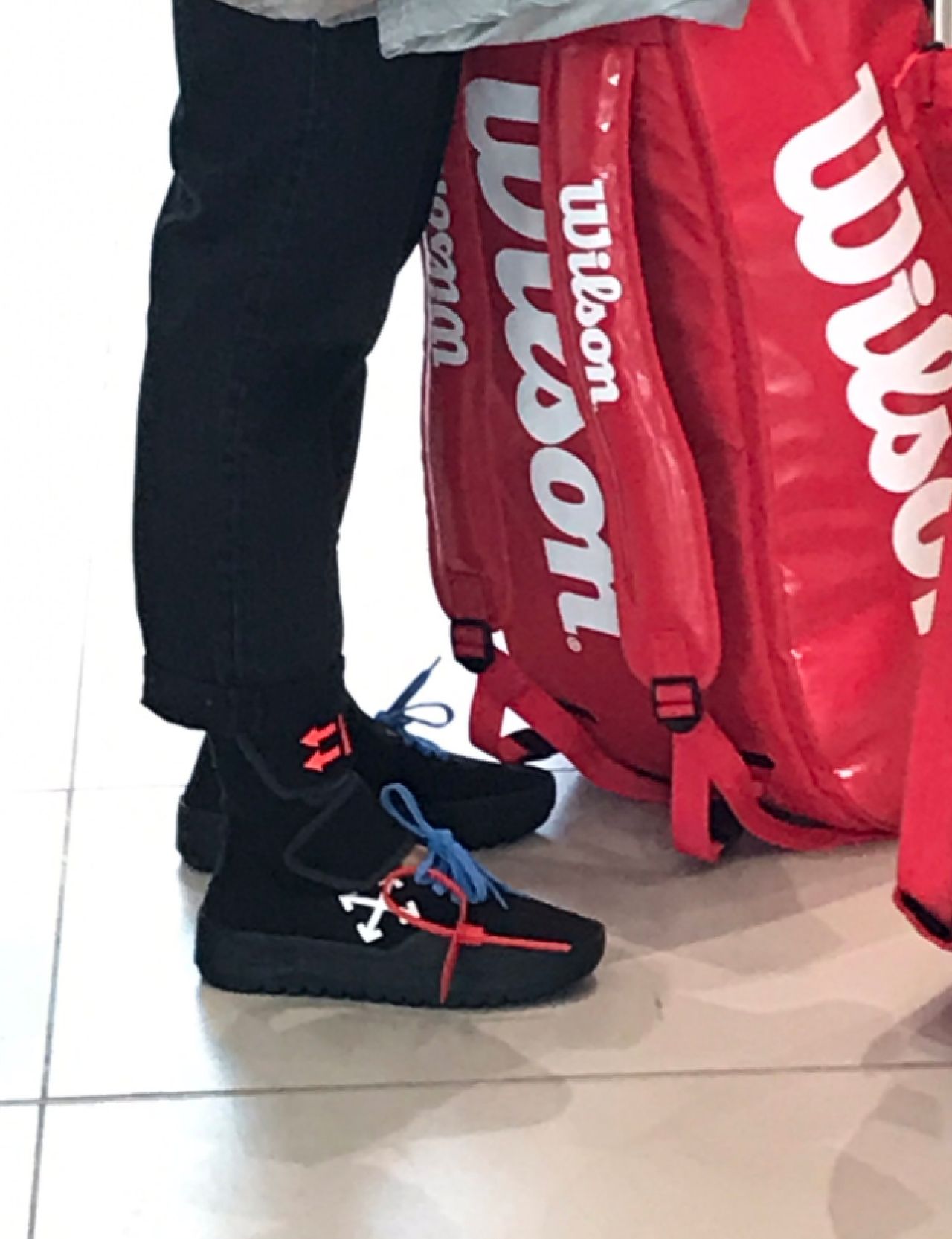 Trendsetter ;) Incaltarile de 500 euro cu care Simona Halep a atras toate privirile la plecarea in Cehia! FOTO_3