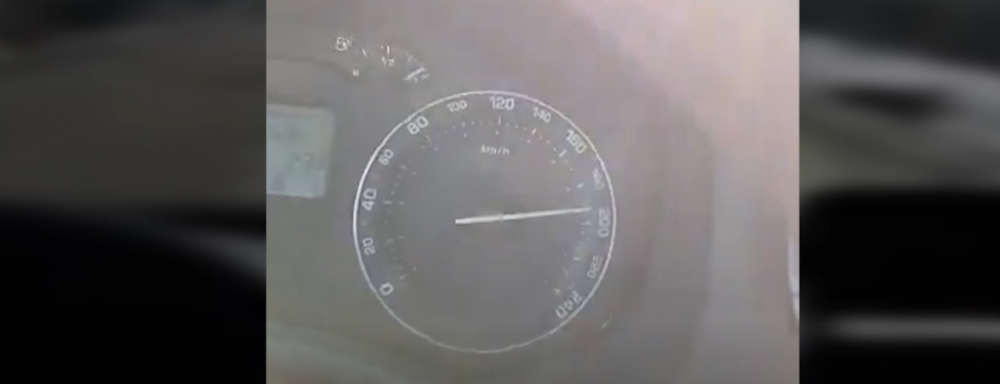 A mers cu 200 km/h pe un drum national si s-a dat LIVE pe facebook! Inconstienta grava a unui roman