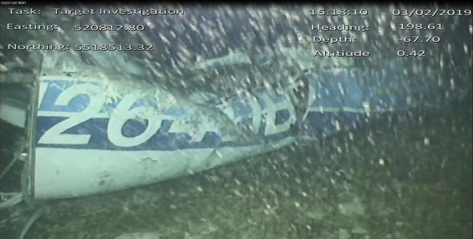 PRIMELE IMAGINI CU AVIONUL | E indubitabil! Submarinul trimis sa caute epava a fotografiat numarul de inregistrare