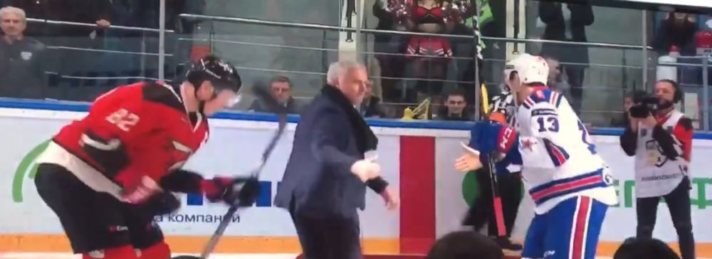 Care ati tras, ma, covorul? :) FAZA GENIALA cu Mourinho in prim-plan: a cazut pe gheata la un meci de hochei | VIDEO