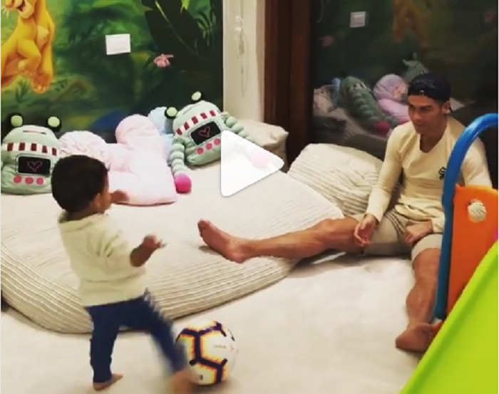 El e noul Messi? :) Cat de bine loveste mingea baietelul lui Ronaldo, la un an si jumatate // VIDEO