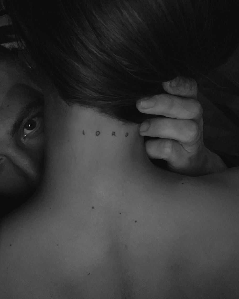 FABULOS :)) Iubita lui Bendtner si-a tatuat porecla fotbalistului pe gat. FOTO_1