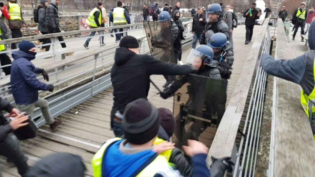 Ce pedeapsa a primit fostul campion la box care a lovit cu pumnul un jandarm, in timpul protestelor din Franta _3