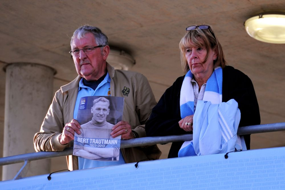 Incredibila poveste a soldatului nazist care a scris istorie in fotbalul englez! Urat de toti, a jucat cu gatul rupt in finala Cupei Angliei si a castigat trofeul, apoi a devenit erou_2