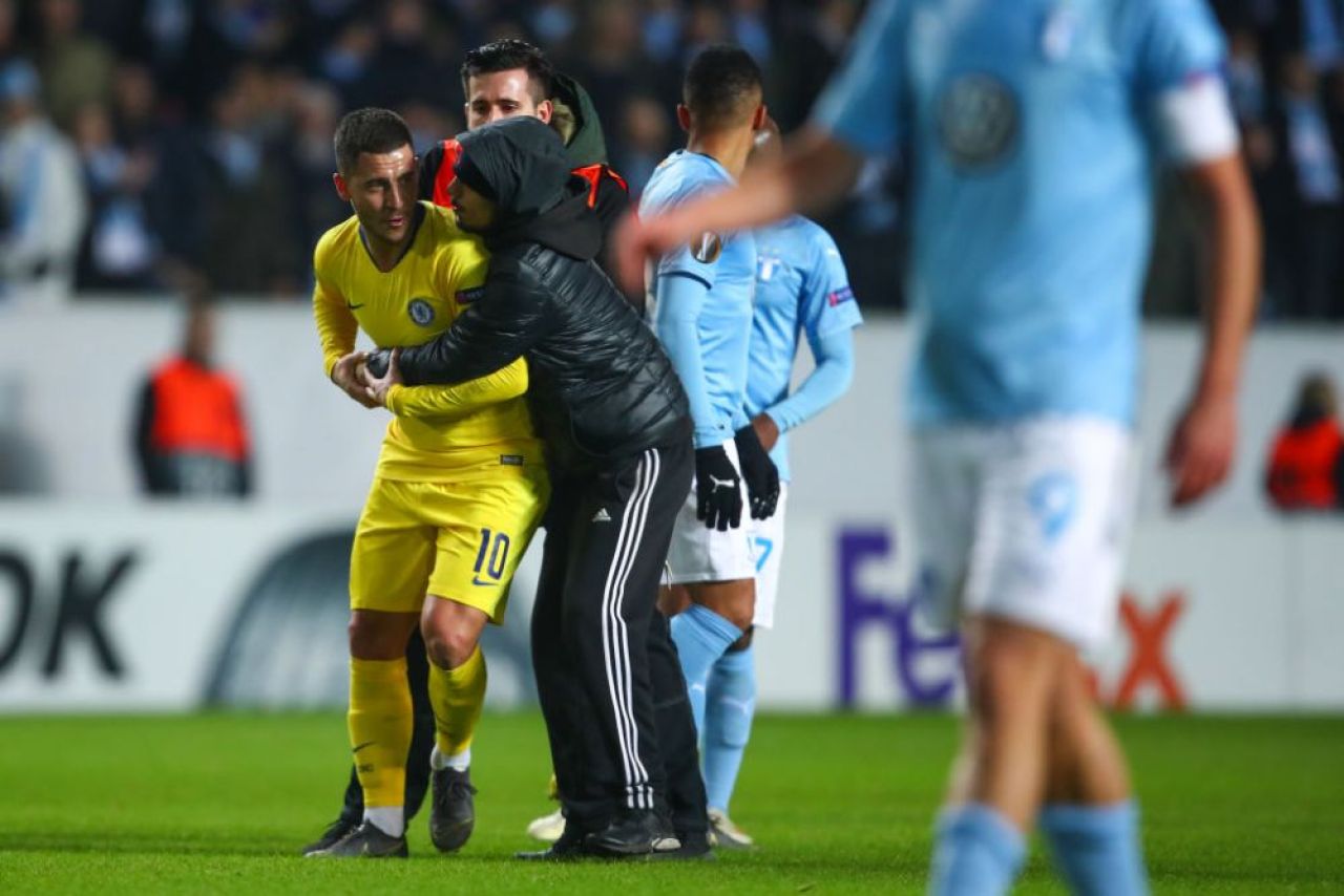 A intrat pe teren la Malmo-Chelsea, l-a luat in brate pe Hazard si nu a mai vrut sa-i dea drumul! Ce s-a intamplat apoi: reactia lui Hazard l-a salvat_1