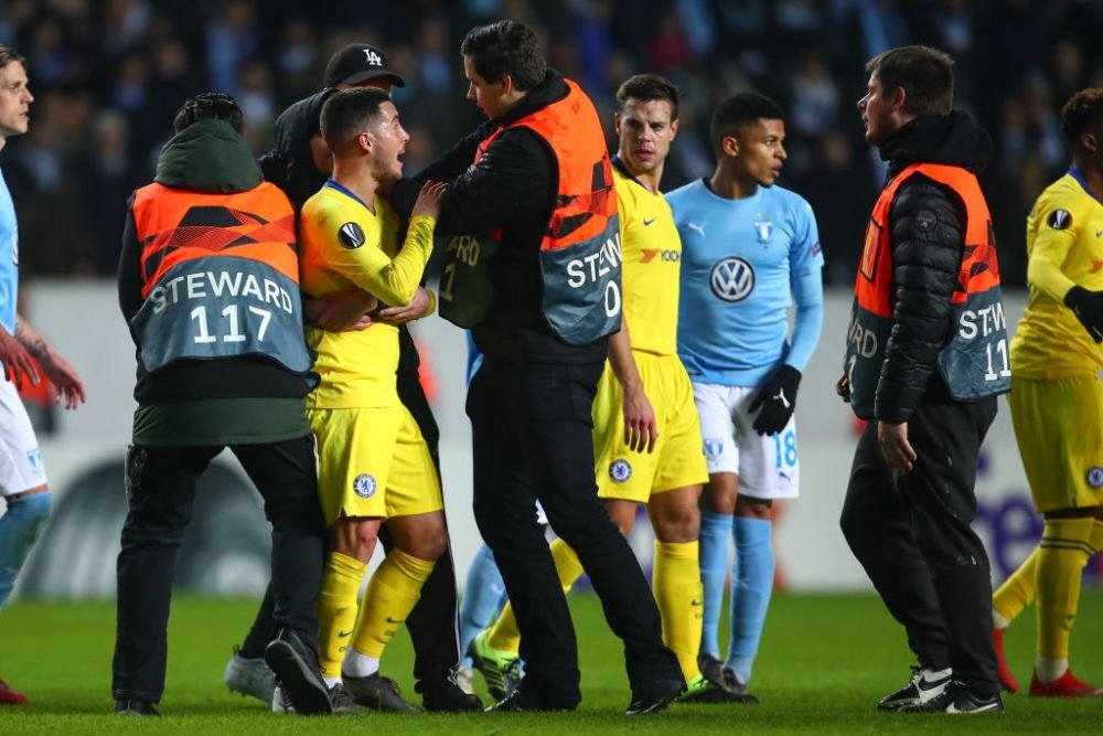 A intrat pe teren la Malmo-Chelsea, l-a luat in brate pe Hazard si nu a mai vrut sa-i dea drumul! Ce s-a intamplat apoi: reactia lui Hazard l-a salvat_2