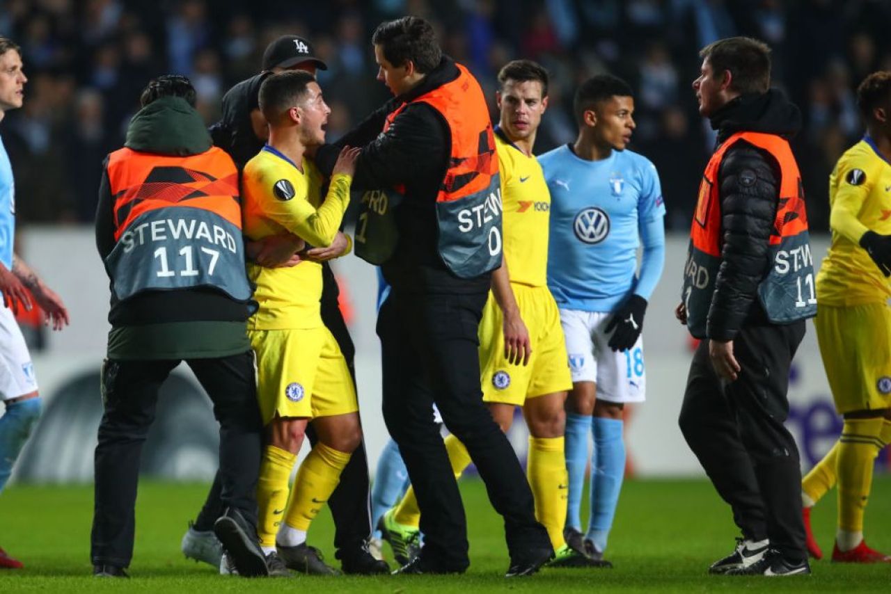 A intrat pe teren la Malmo-Chelsea, l-a luat in brate pe Hazard si nu a mai vrut sa-i dea drumul! Ce s-a intamplat apoi: reactia lui Hazard l-a salvat_2