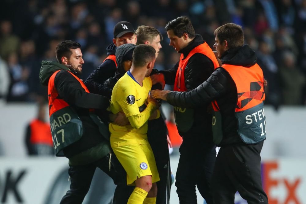 A intrat pe teren la Malmo-Chelsea, l-a luat in brate pe Hazard si nu a mai vrut sa-i dea drumul! Ce s-a intamplat apoi: reactia lui Hazard l-a salvat_3