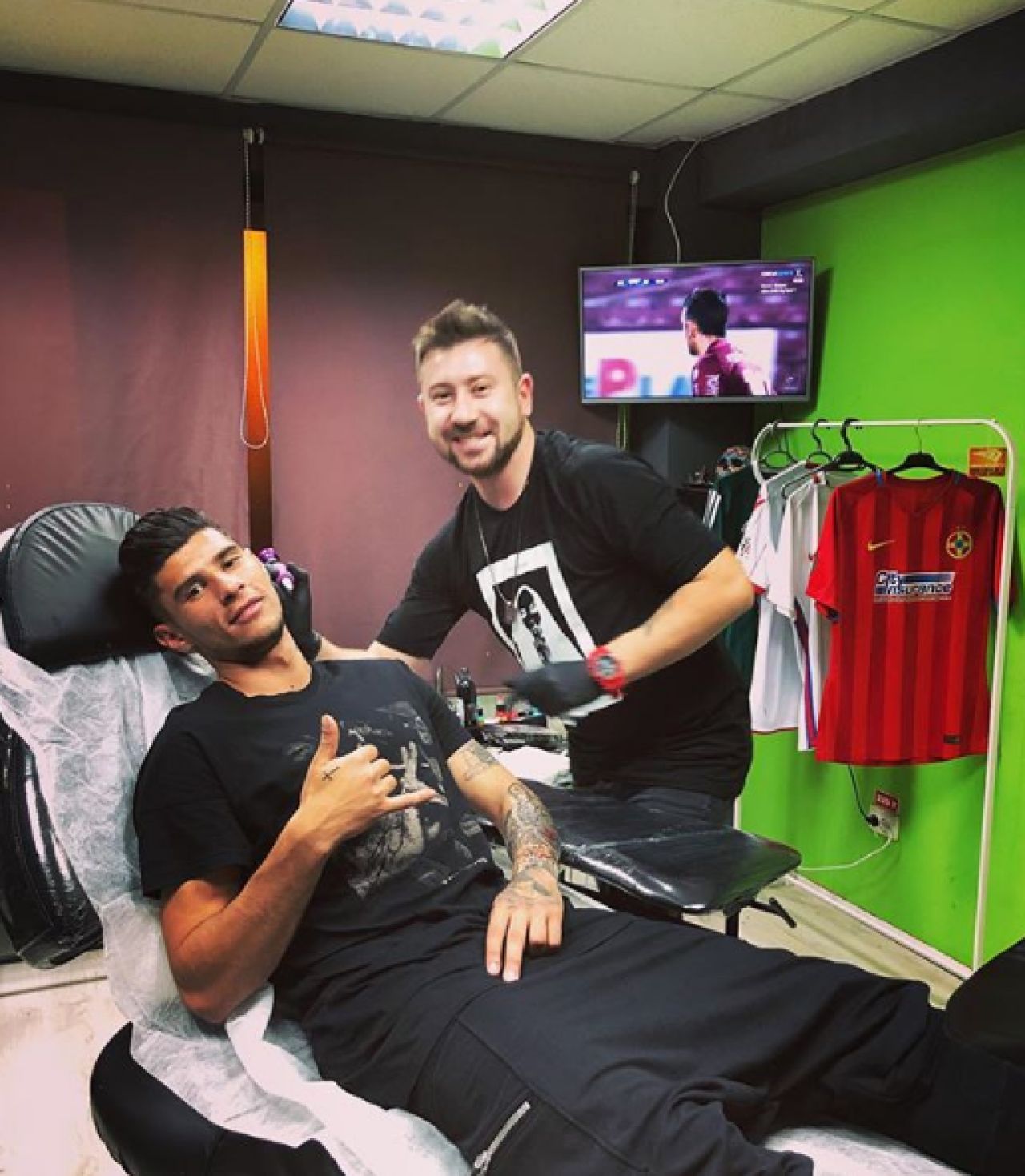 Man si Coman s-au dus la artistul preferat al fotbalistilor inaintea meciului cu Chiajna! Primul si-a umplut bratul cu un desen FIOROS: FOTO_1