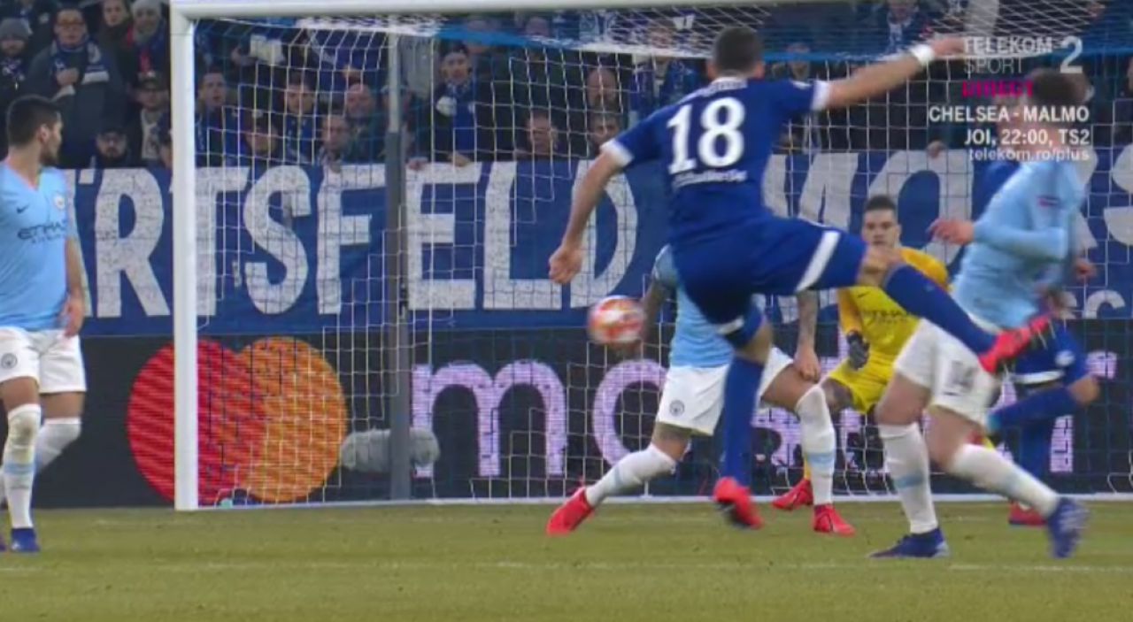 PENALTY acordat cu ajutorul VAR in Schalke - City! Jucatorii lui Guardiola au protestat vehement la un hent evident: FOTO_3