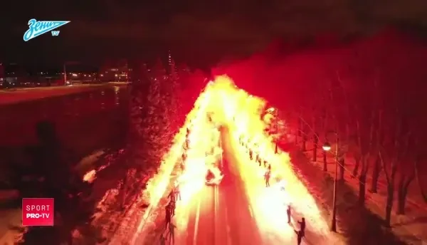 Fanii lui Zenit au APRINS calea echipei pe sosea inaintea meciului cu Fenerbahce. VIDEO INCENDIAR