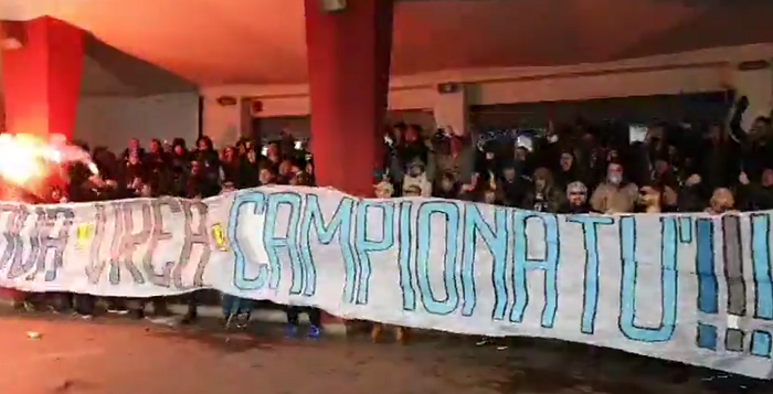 PLANETA CRAIOVA! Imagini din alta lume: suporterii au condus echipa la gara, au cantat si au afisat un banner special inainte de plecarea la Bucuresti // VIDEO_6