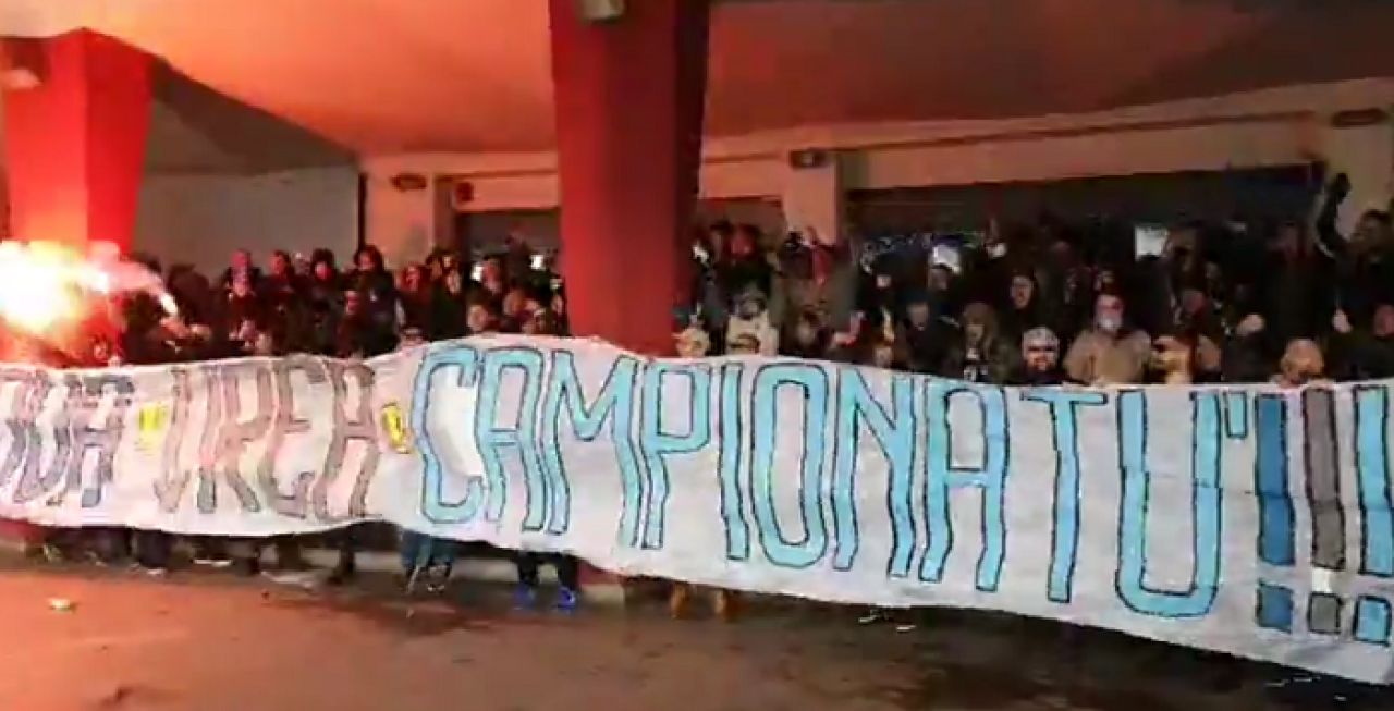 PLANETA CRAIOVA! Imagini din alta lume: suporterii au condus echipa la gara, au cantat si au afisat un banner special inainte de plecarea la Bucuresti // VIDEO_6