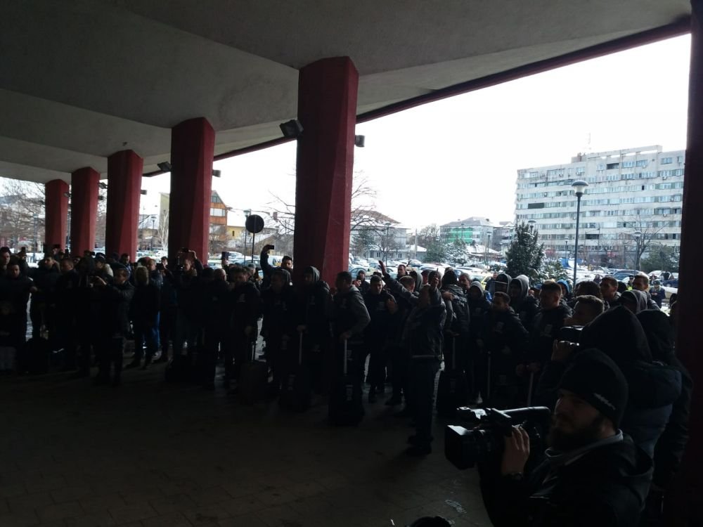 PLANETA CRAIOVA! Imagini din alta lume: suporterii au condus echipa la gara, au cantat si au afisat un banner special inainte de plecarea la Bucuresti // VIDEO_7