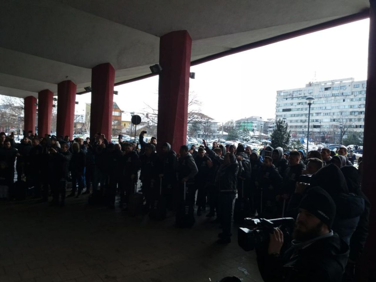 PLANETA CRAIOVA! Imagini din alta lume: suporterii au condus echipa la gara, au cantat si au afisat un banner special inainte de plecarea la Bucuresti // VIDEO_7
