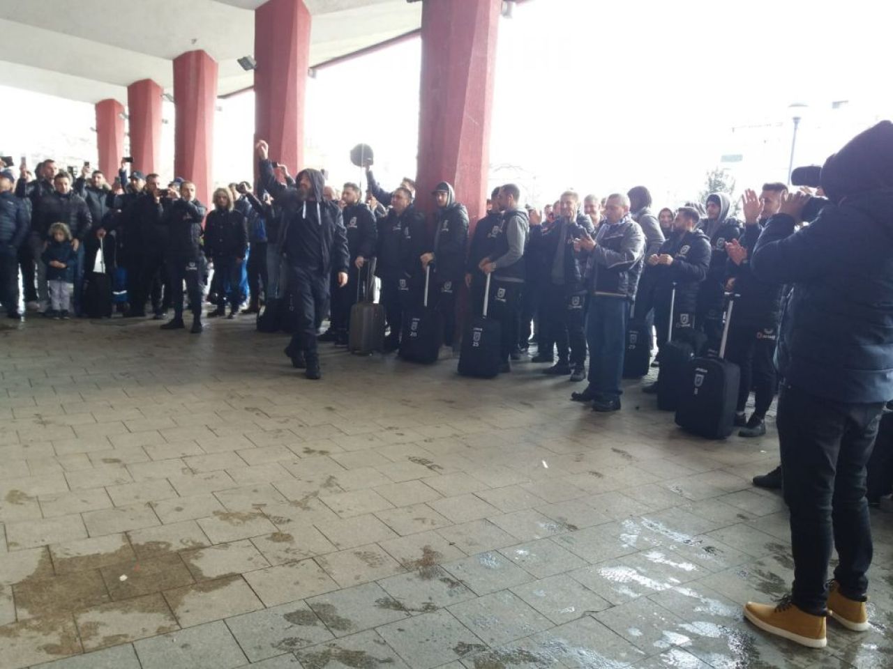 PLANETA CRAIOVA! Imagini din alta lume: suporterii au condus echipa la gara, au cantat si au afisat un banner special inainte de plecarea la Bucuresti // VIDEO_8