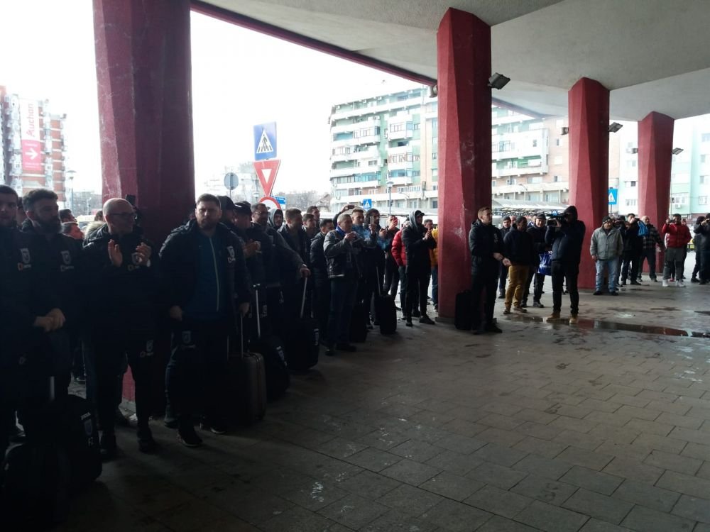 PLANETA CRAIOVA! Imagini din alta lume: suporterii au condus echipa la gara, au cantat si au afisat un banner special inainte de plecarea la Bucuresti // VIDEO_9