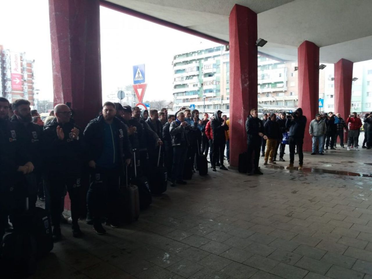 PLANETA CRAIOVA! Imagini din alta lume: suporterii au condus echipa la gara, au cantat si au afisat un banner special inainte de plecarea la Bucuresti // VIDEO_9