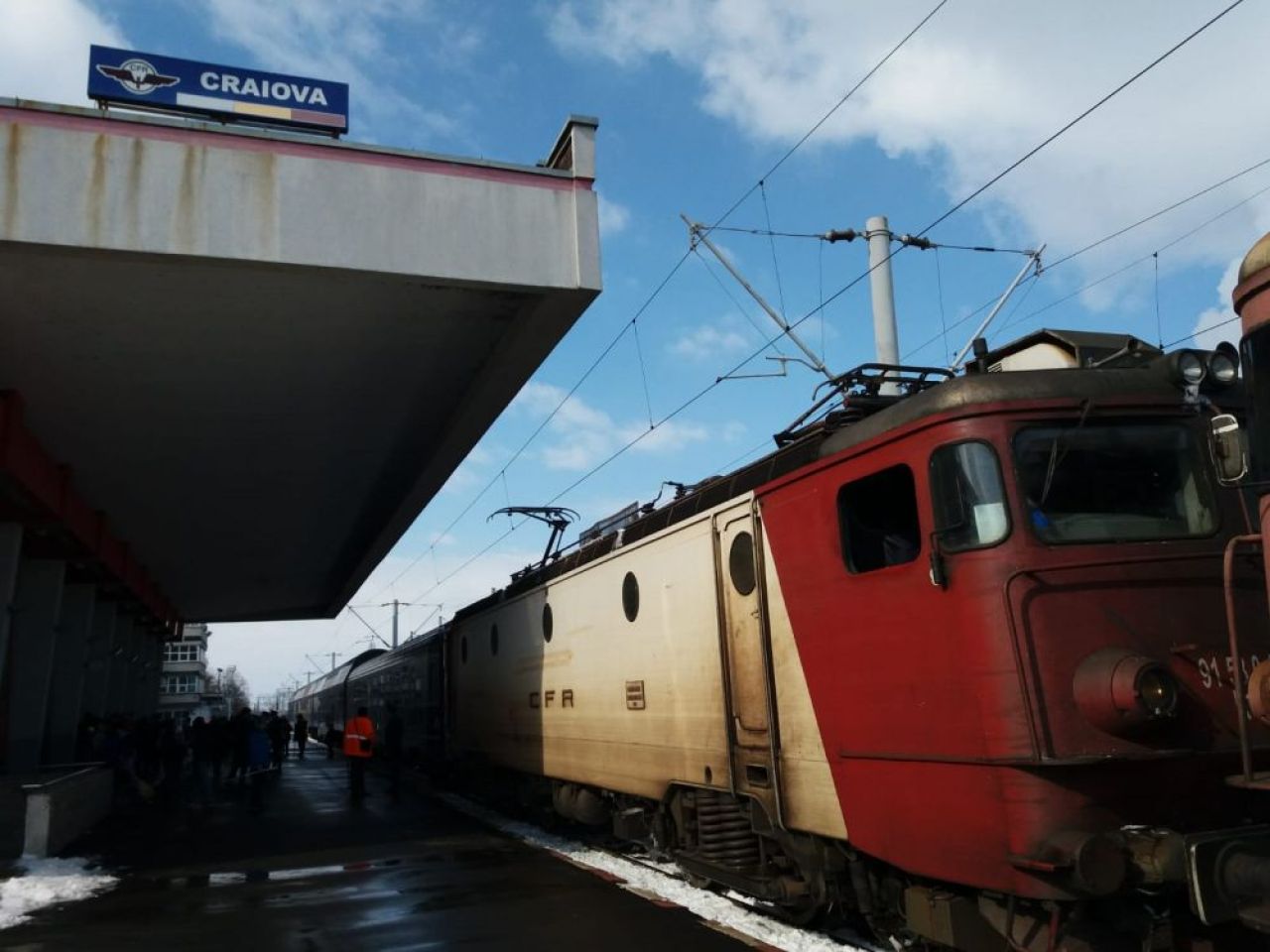 PLANETA CRAIOVA! Imagini din alta lume: suporterii au condus echipa la gara, au cantat si au afisat un banner special inainte de plecarea la Bucuresti // VIDEO_10