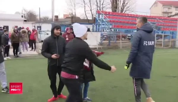 Faza zilei la meciul Rapidului: Pancu a primit un cadou de la Brigada Alcoolica Rapid :) VIDEO