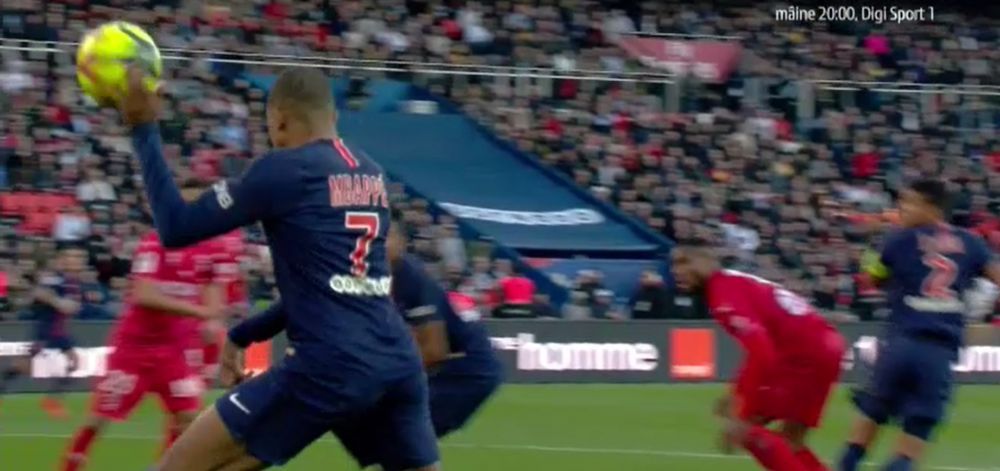 FAZA MONUMENTALA: Mbappe a dat gol ca Maradona, apoi s-a facut ca ploua, fara sa-si dea seama ca francezii au VAR :)) Ce s-a intamplat_3