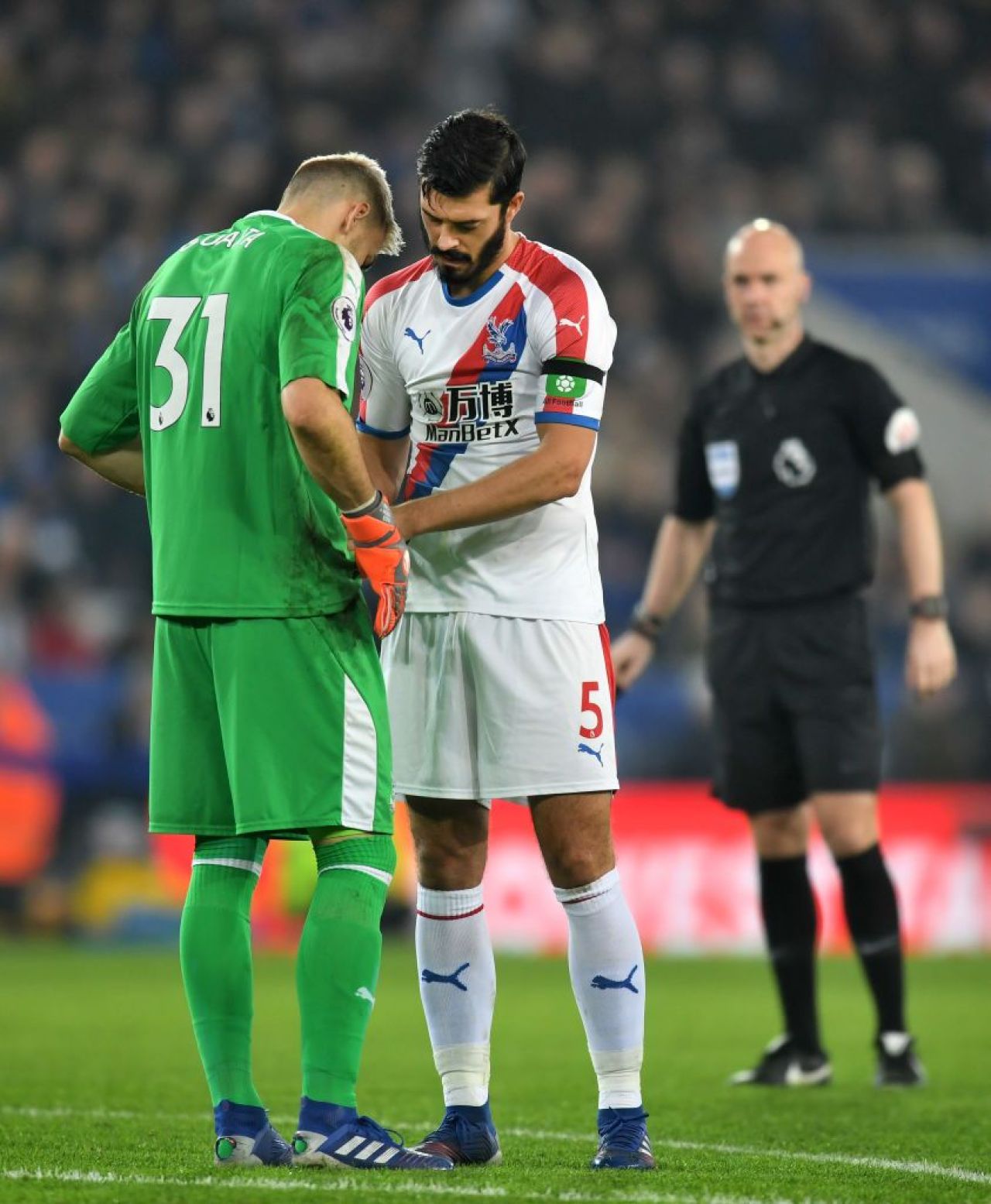 Faza weekendului, oferita de doi jucatori de la Crystal Palace :)) Ce s-a intamplat de fapt! La final, Leicester a ramas fara antrenor!_1