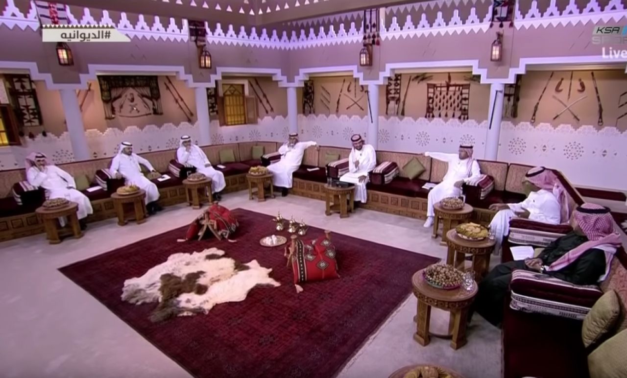 Pusti si sabii pe pereti, mancare pe mese si piei de animale pe jos! Cum arata studio-ul televiziunii de sport din Arabia Saudita_1