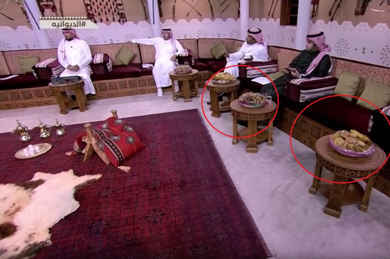 Pusti si sabii pe pereti, mancare pe mese si piei de animale pe jos! Cum arata studio-ul televiziunii de sport din Arabia Saudita_2