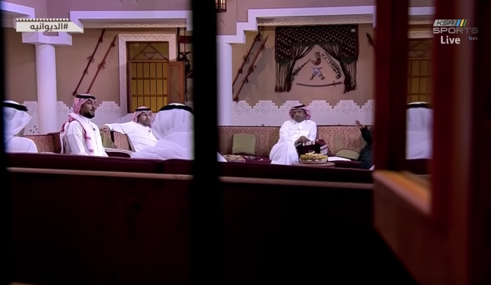 Pusti si sabii pe pereti, mancare pe mese si piei de animale pe jos! Cum arata studio-ul televiziunii de sport din Arabia Saudita_3