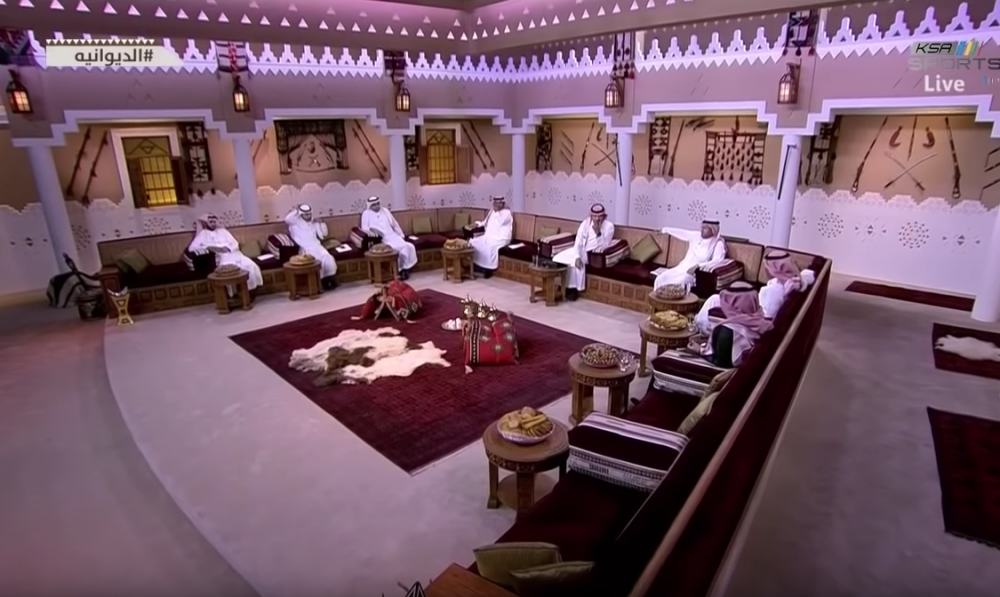 Pusti si sabii pe pereti, mancare pe mese si piei de animale pe jos! Cum arata studio-ul televiziunii de sport din Arabia Saudita_4