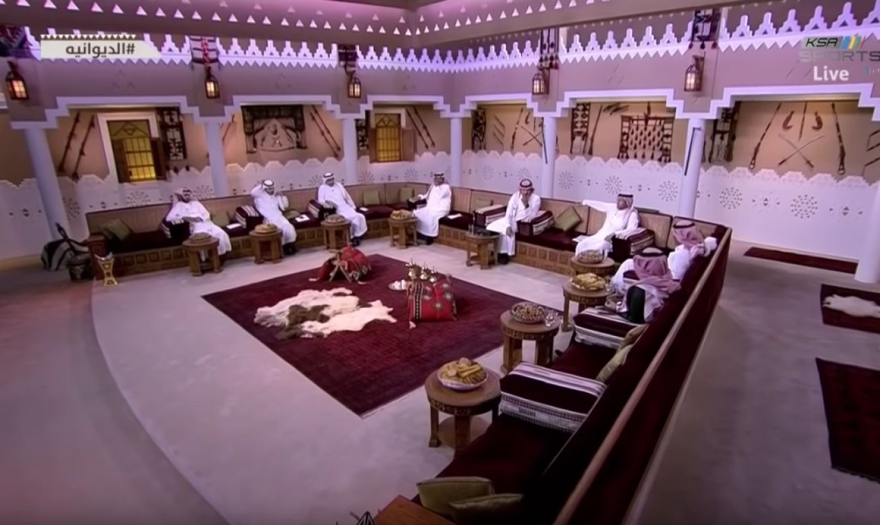 Pusti si sabii pe pereti, mancare pe mese si piei de animale pe jos! Cum arata studio-ul televiziunii de sport din Arabia Saudita_4