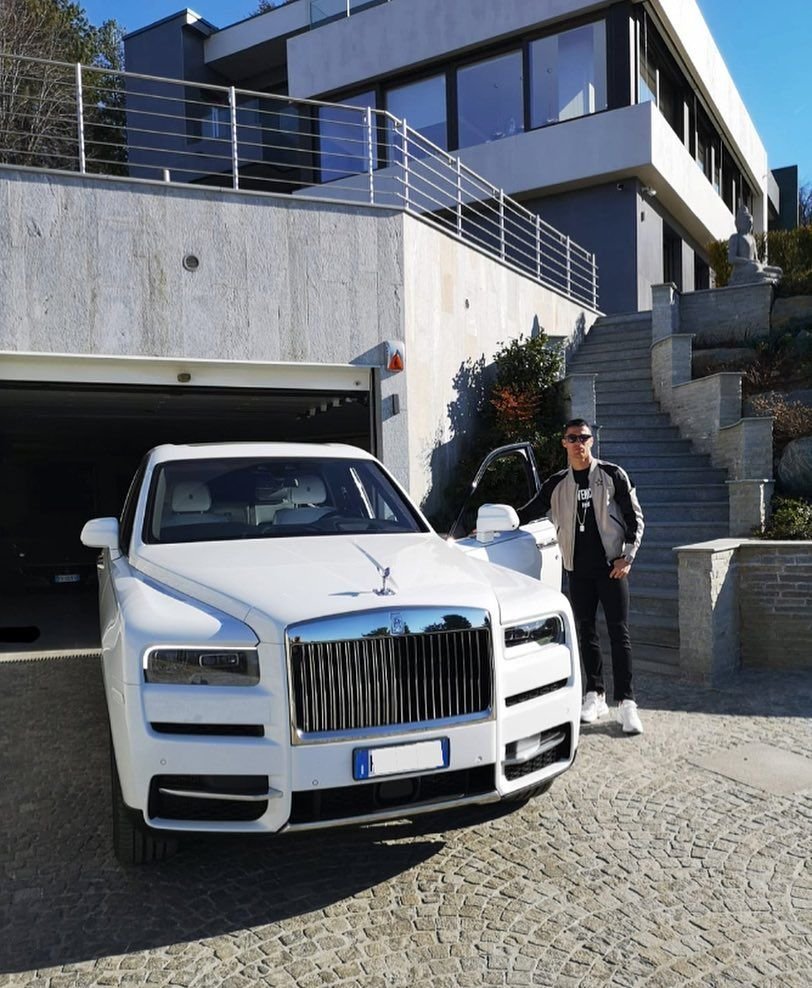 Cristiano Ronaldo nu se mai satura! Si-a luat un Rolls Royce de 400.000 de euro! Ce BOLIZI are in garaj. FOTO