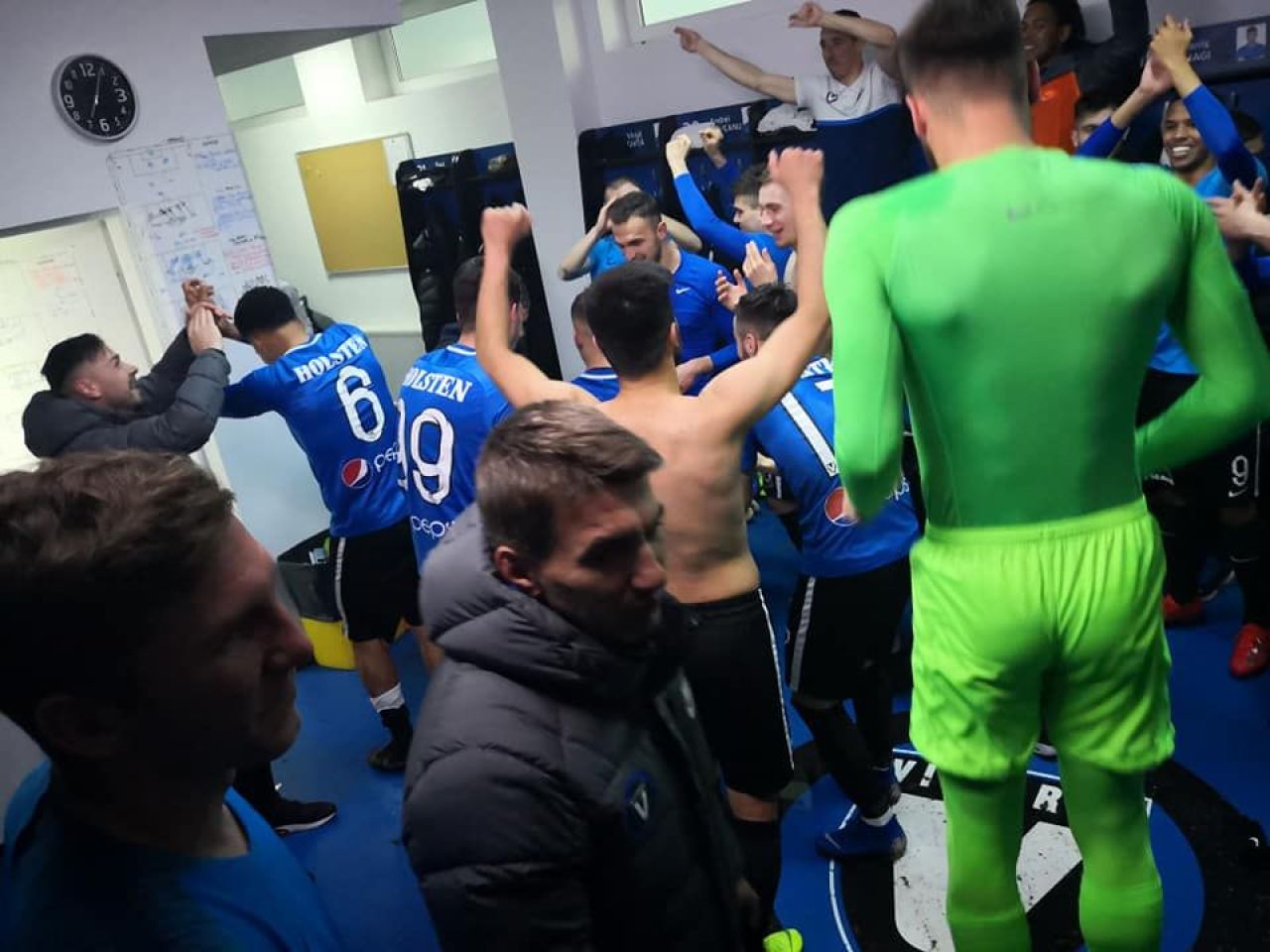 VIITORUL - BOTOSANI | Hagi si-a dus jucatorii in CLUB dupa calificarea in playoff! Galerie FOTO_2
