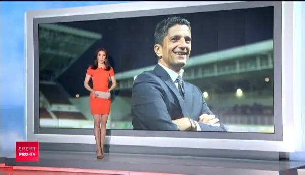 Sotia unui fost star de la Barcelona face senzatie pe internet! Seamana perfect cu fiica cu 24 de ani mai tanara! Nimeni nu-si da seama care este mama!_12