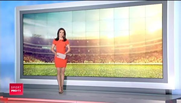Sotia unui fost star de la Barcelona face senzatie pe internet! Seamana perfect cu fiica cu 24 de ani mai tanara! Nimeni nu-si da seama care este mama!_4