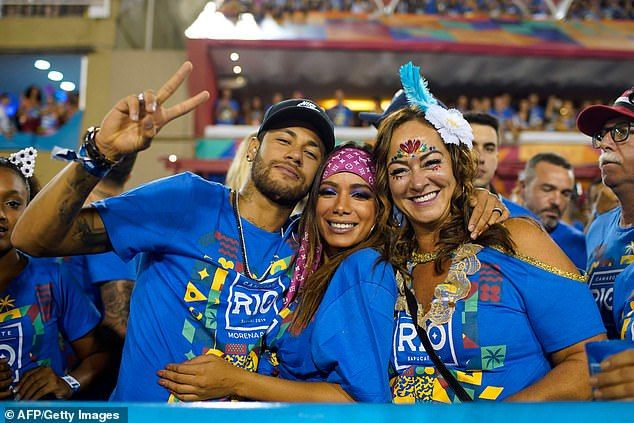 Cate iubite are Neymar? CATE VREA EL! Brazilianul a dansat cu o cantareata, apoi a combinat o blonda. Petrecere ca in filme la Carnavalul de la Rio. FOTO