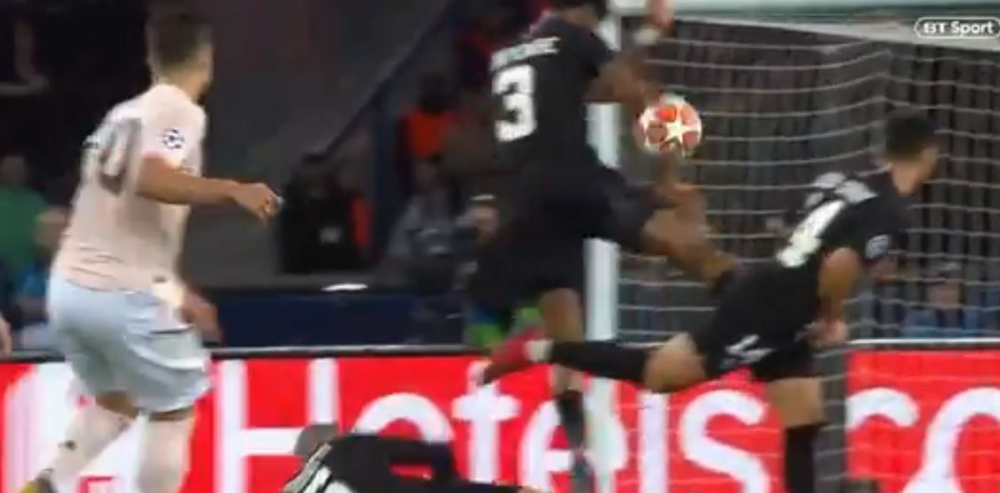 Cel mai important arbitru englez din ultimul deceniu arunca in aer deznodamantul de la PSG - United: In Premier League nu se dadea niciodata penalty