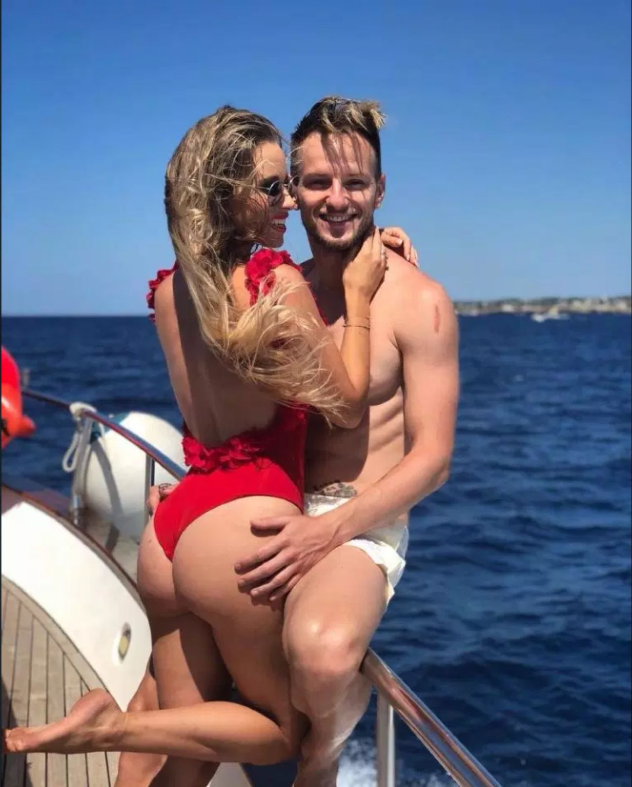 Ea este BOMBA SEXY de la Barcelona! Sotia lui Rakitic face furori! Incredibil cum s-au cunoscut!