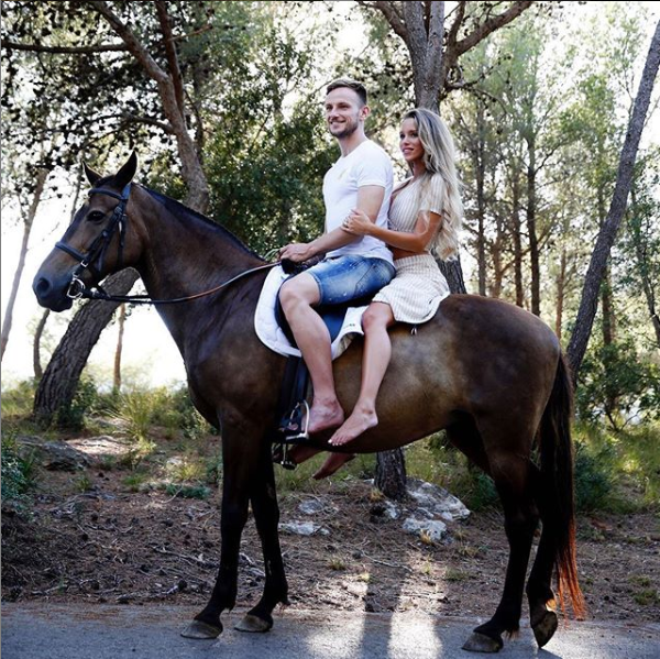 Ea este BOMBA SEXY de la Barcelona! Sotia lui Rakitic face furori! Incredibil cum s-au cunoscut! 