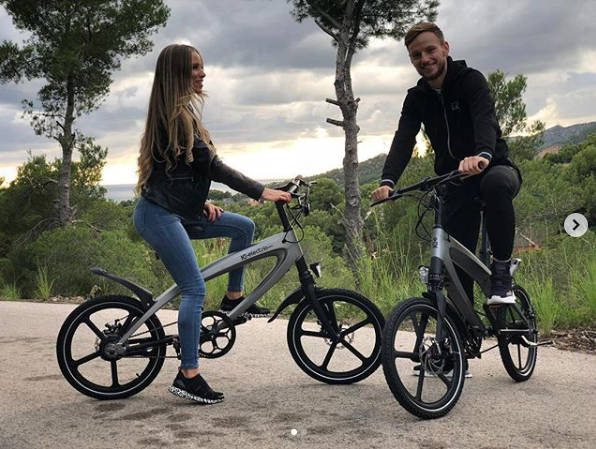 Ea este BOMBA SEXY de la Barcelona! Sotia lui Rakitic face furori! Incredibil cum s-au cunoscut! 