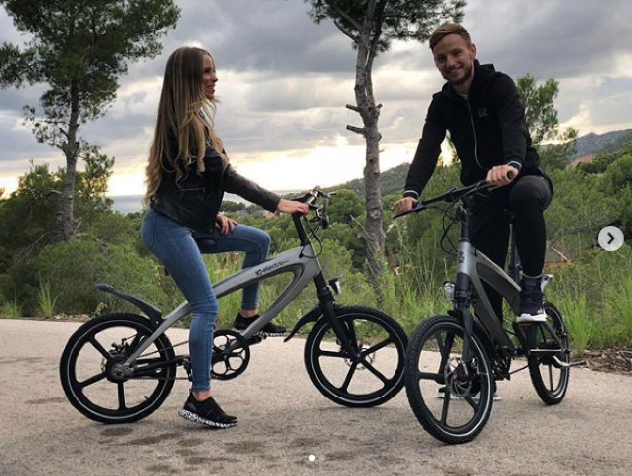 Ea este BOMBA SEXY de la Barcelona! Sotia lui Rakitic face furori! Incredibil cum s-au cunoscut!