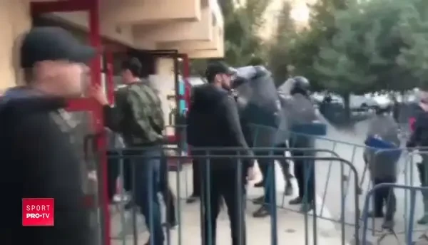Atentie, imagini socante! Momentul in care galeria lui Dinamo este evacuata din sala de la Focsani! VIDEO