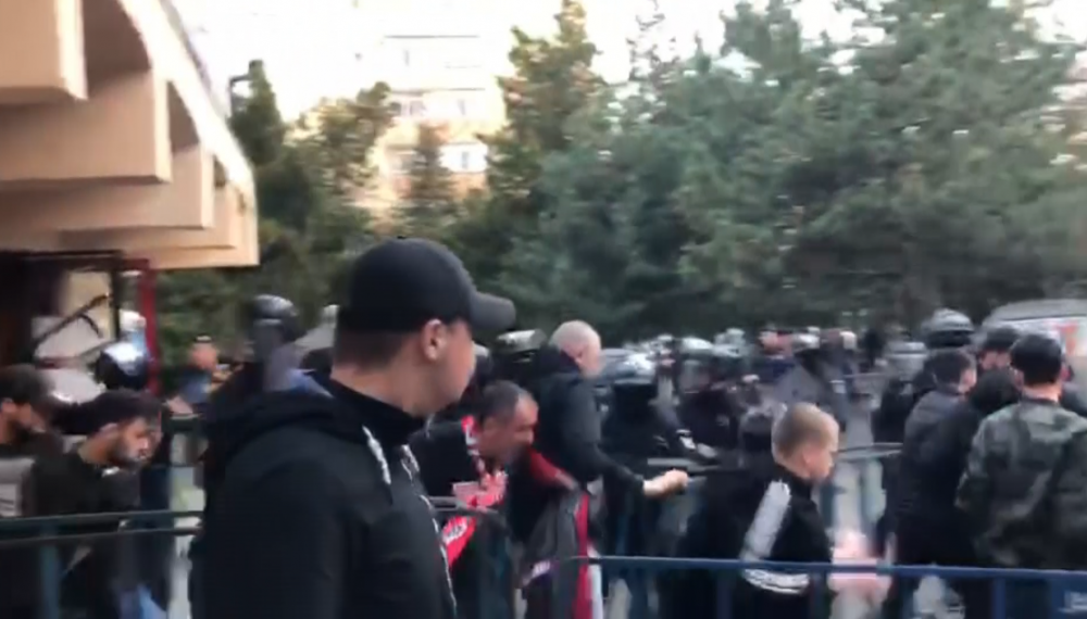 Atentie, imagini socante! Momentul in care galeria lui Dinamo este evacuata din sala de la Focsani! VIDEO