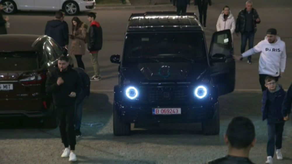 Aparitie bomba la FCSB - Viitorul! Si-a facut intrarea intr-un tanc de peste 150.000 de euro si a atras toate privirile cu vestimentatia sa: GALERIE FOTO