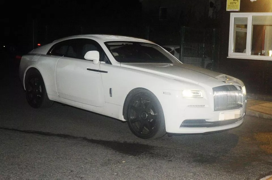 Fotbalistul care a platit 40.000 de euro doar pentru CHEIA masinii sale! E facuta din meteorit si acoperita cu DIAMANTE. FOTO_5
