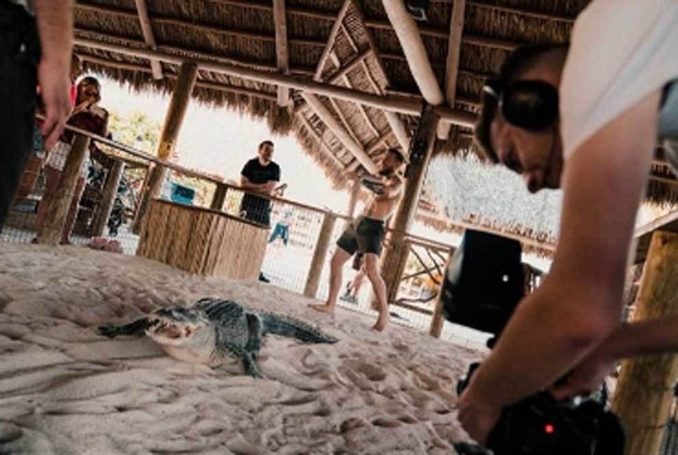 Imagini SOCANTE! Conor McGregor a intrat in ring cu un aligator! Galerie FOTO