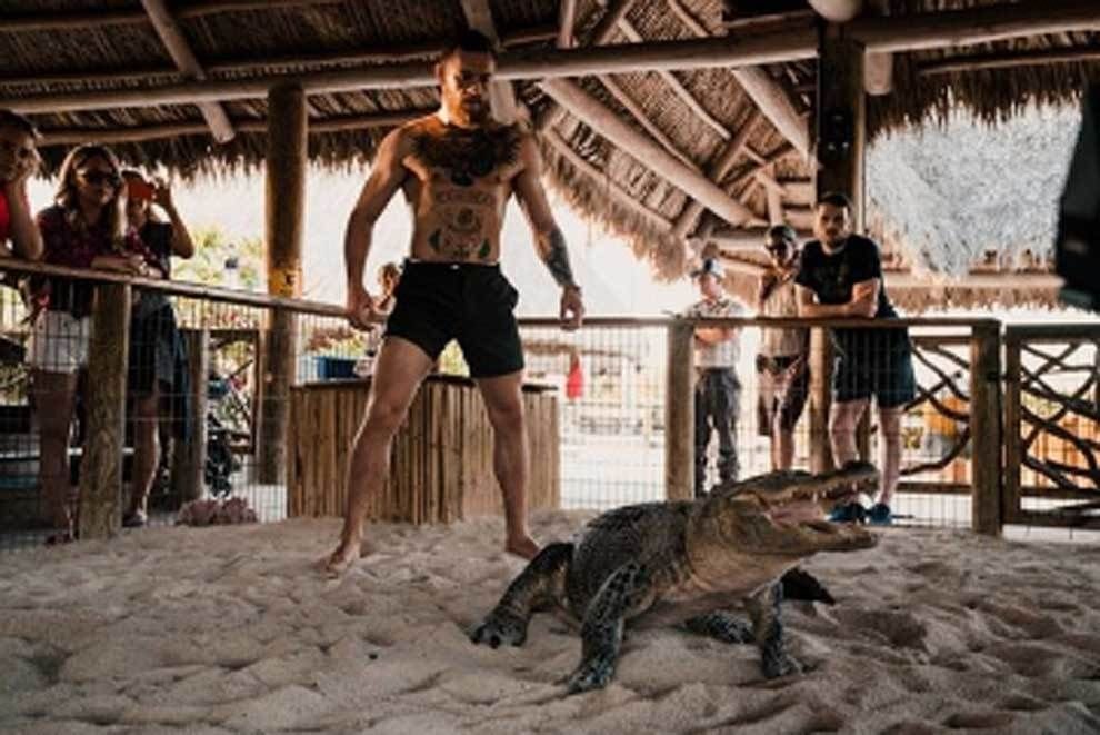 Imagini SOCANTE! Conor McGregor a intrat in ring cu un aligator! Galerie FOTO_5